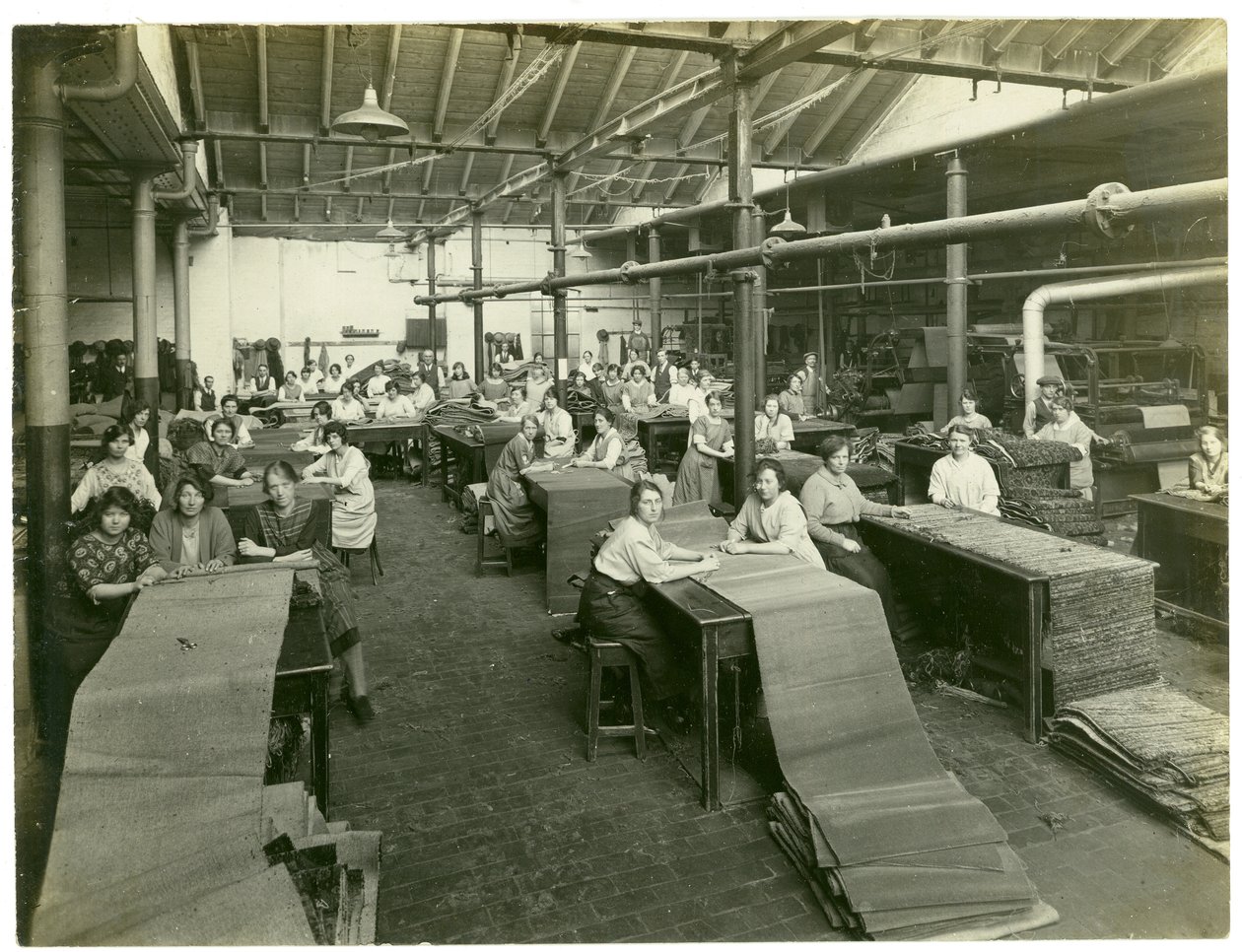 Etterbehandlingsrom, teppefabrikk, 1923 av English Photographer