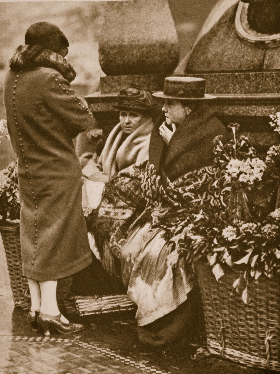 Blomsterselgere klemmer seg sammen og prater på Piccadilly Circus (sepia-bilde) av English Photographer