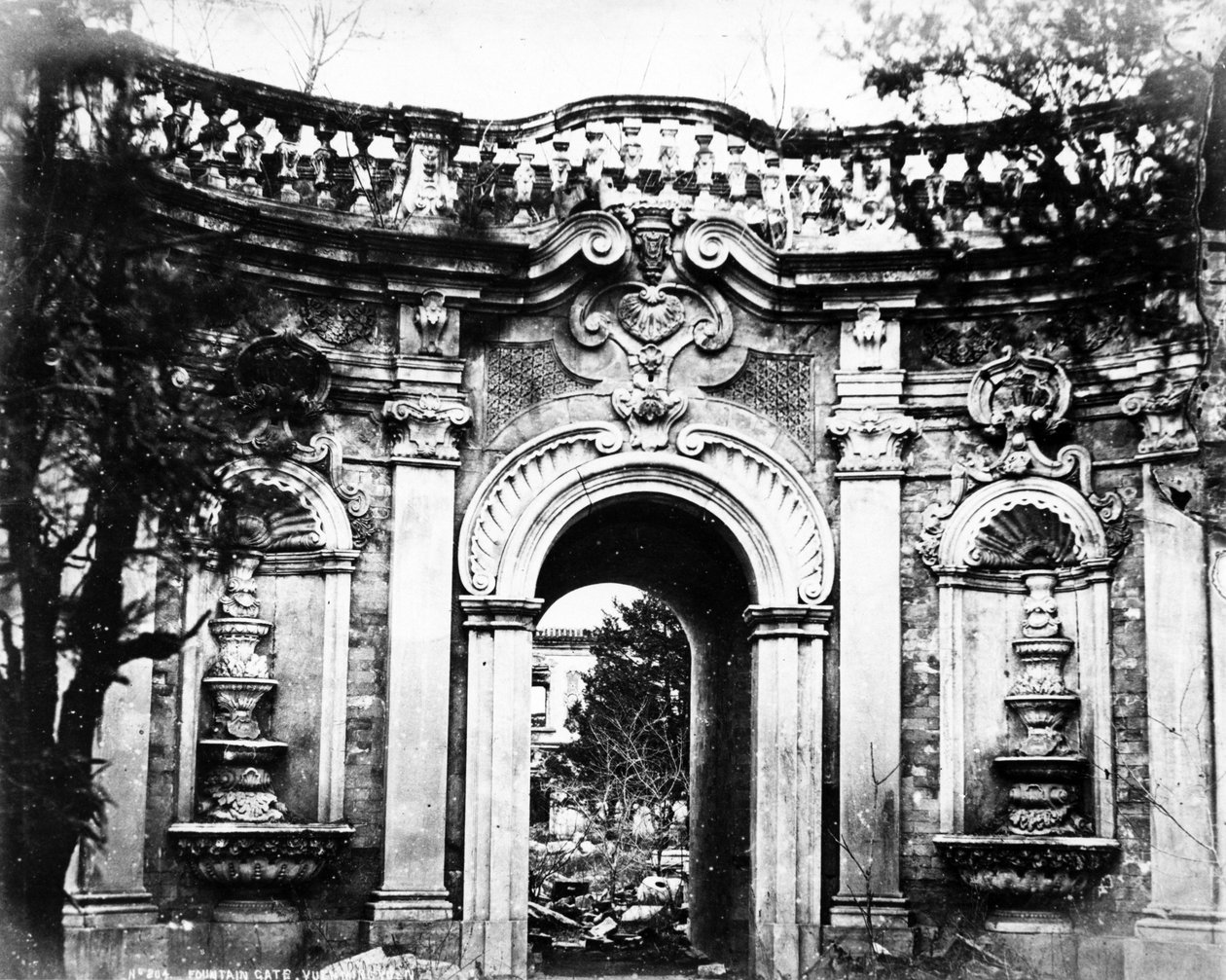 Fonteneporten, Yuan Ming Yuan, ca. 1870 av English Photographer