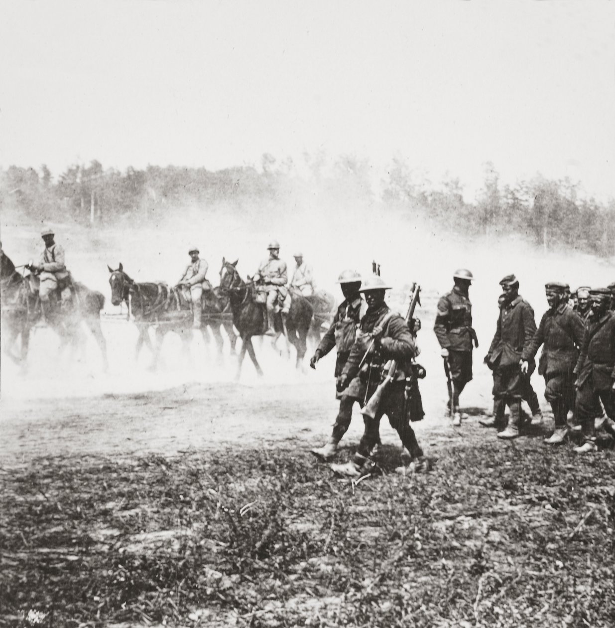 Franske 75-ere som returnerer til Chemin des Dames passerer fanger som ble tatt i vår kjøretur nær St Quentin av English Photographer
