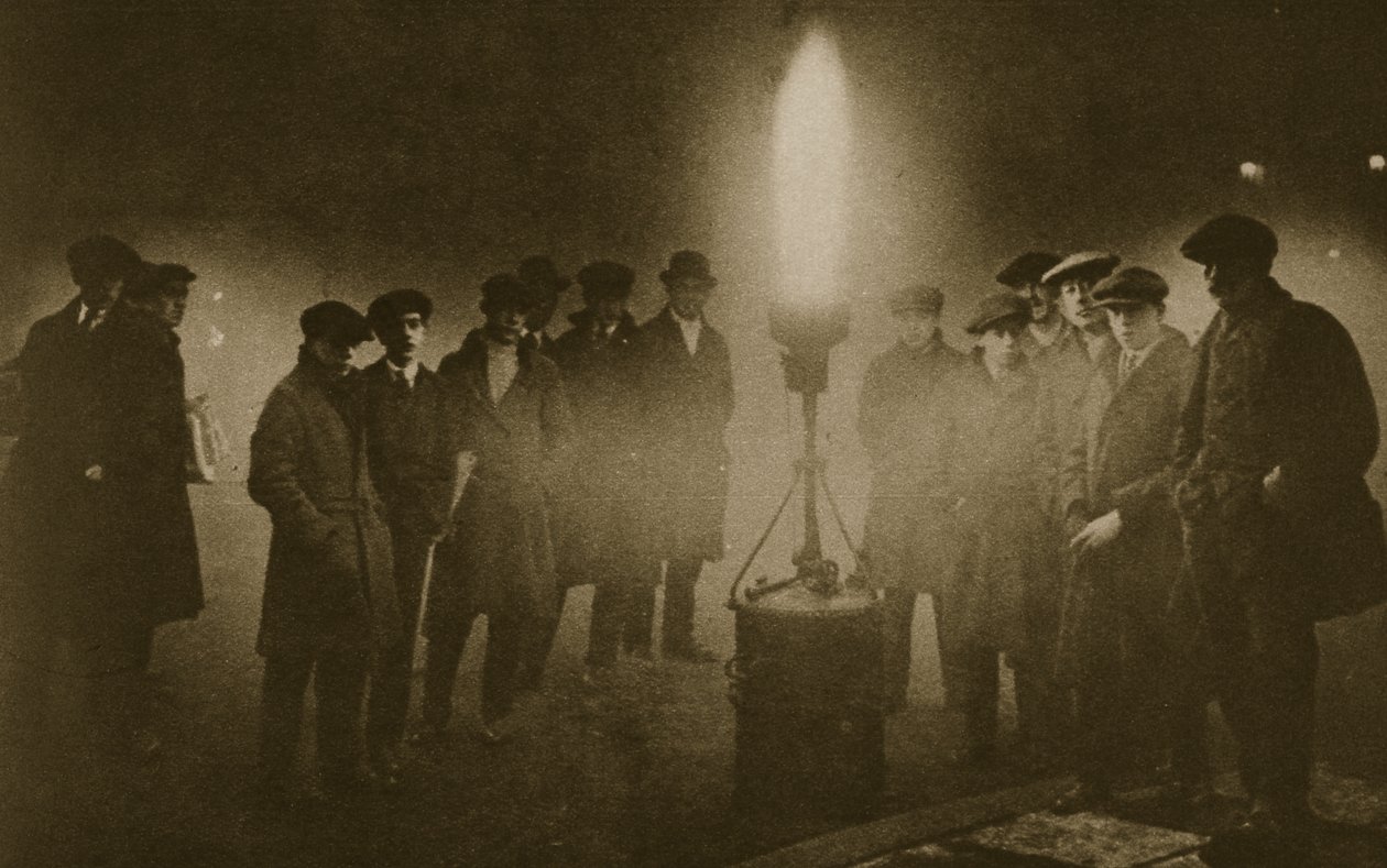 Samling rundt en acetylenbluss ved trafikkkontrollpunkt i tåken (sepia-bilde) av English Photographer