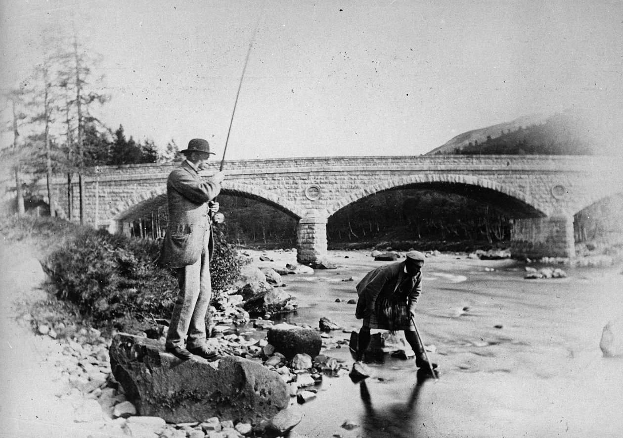 Generelt gråfiske ved broen til Dee, ca. 1892 av English Photographer