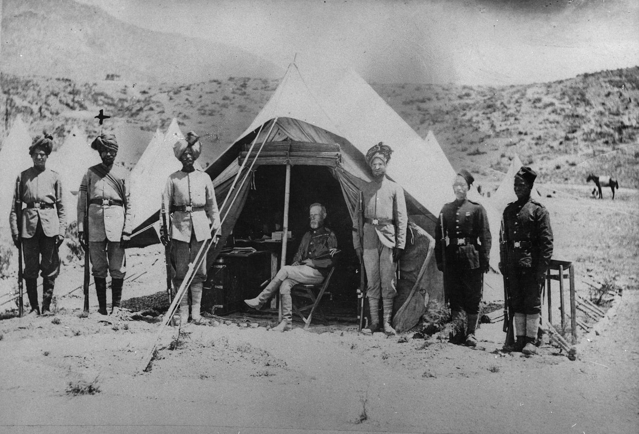 General Roberts med sine innfødte ordførere i det lille teltet som ble brukt under den andre afghanske krigen, 1878-80 av English Photographer