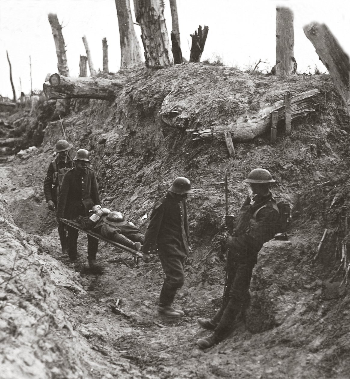Tyske fanger, tvunget til å bære våre sårede under det anstrengende angrepet på Trones Wood, 1916 av English Photographer
