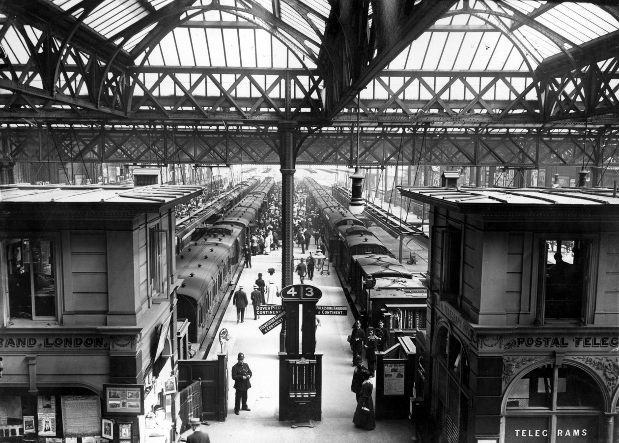Interiør av Charing Cross Station, London, ca. 1890 av English Photographer