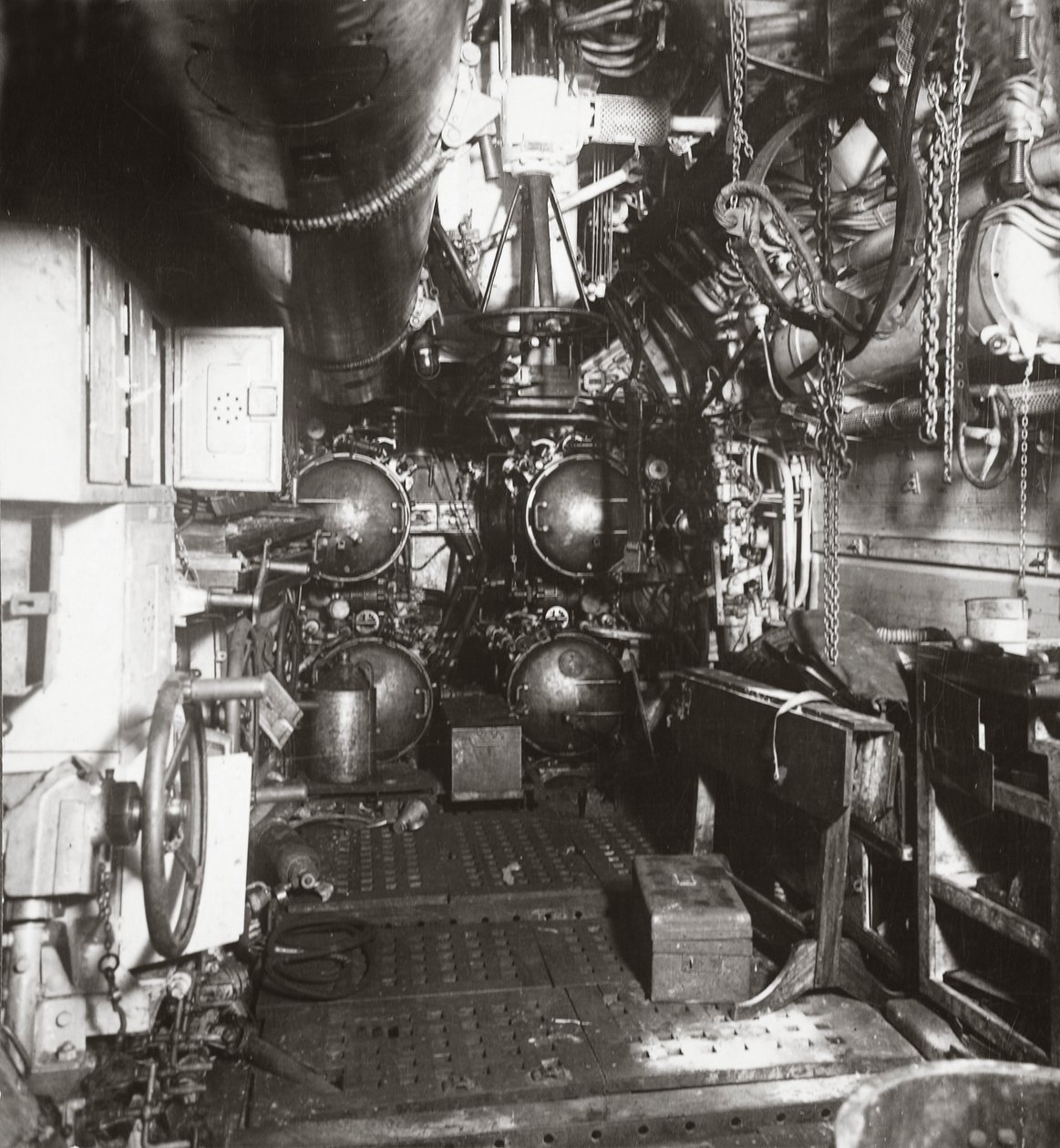 Interiør av fremre rom på U-båt 135 som viser torpedo og fire torpedorør av English Photographer