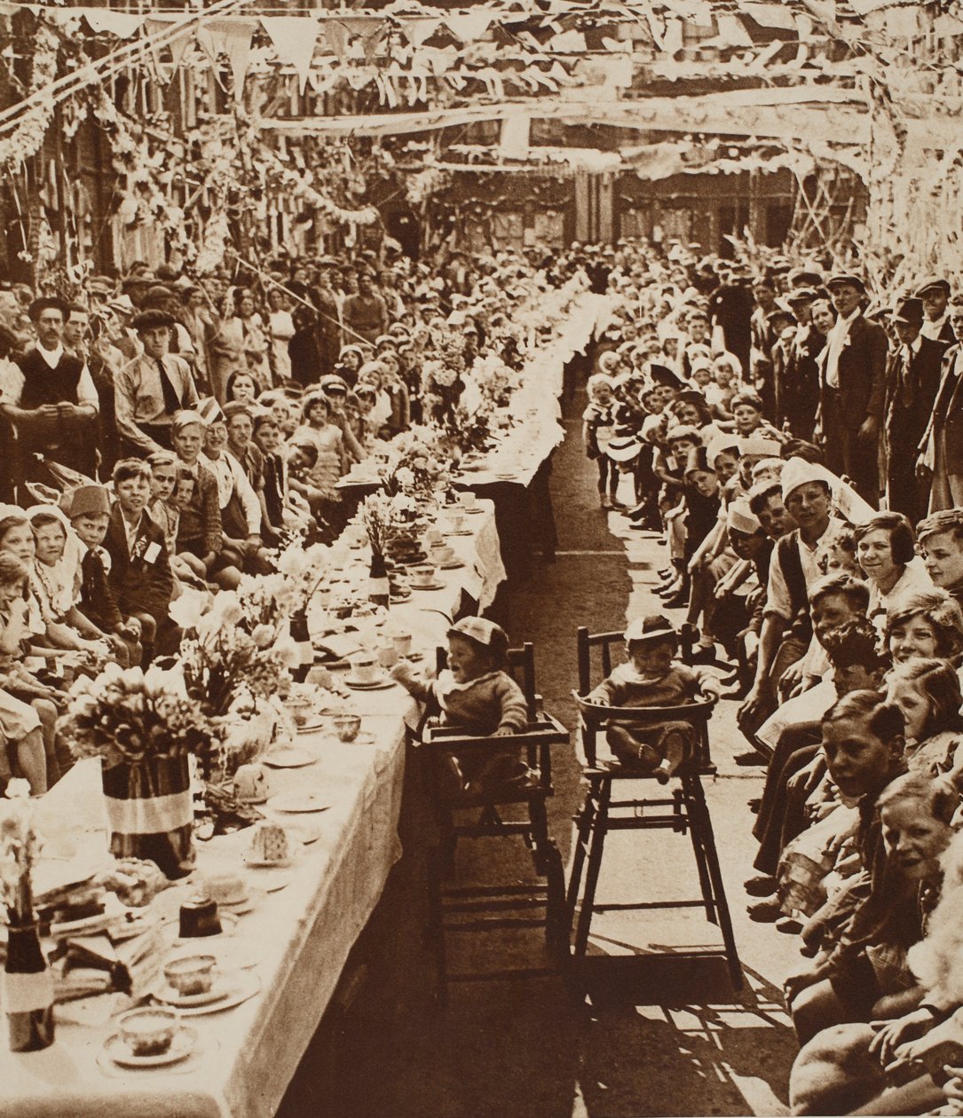 Jubilee Tea Party for Children i Orville Road, Battersea, 1935 av English Photographer