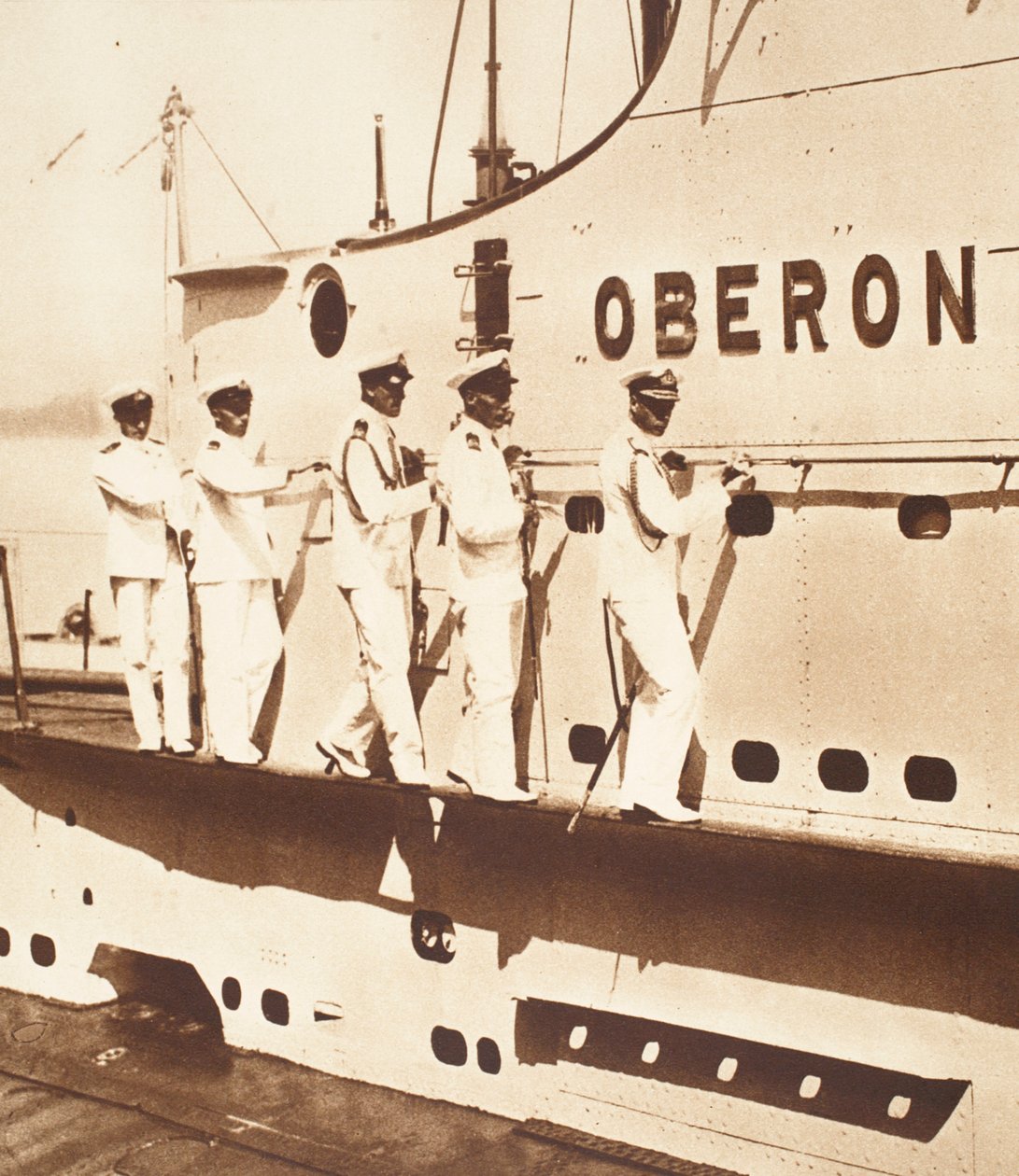 Kong Edward VIII ombord på en ubåt, på vei rundt svindlertårnet til H.M.S. Oberon av English Photographer