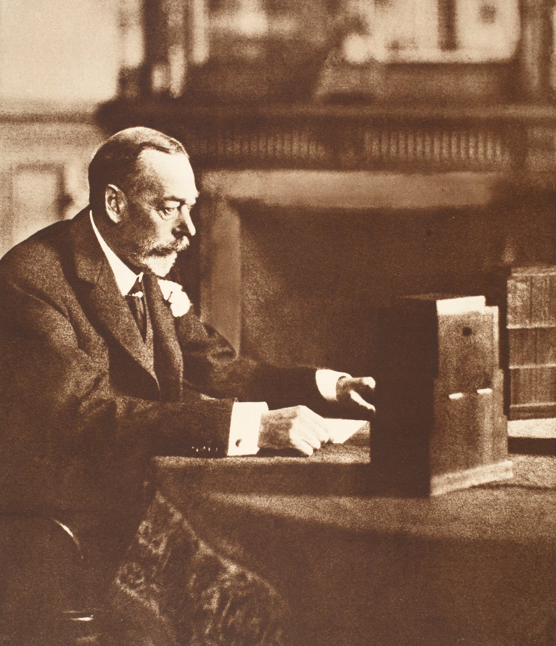 King George Broadcasting to the Empire 1. juledag i Sandringham, 1935 av English Photographer
