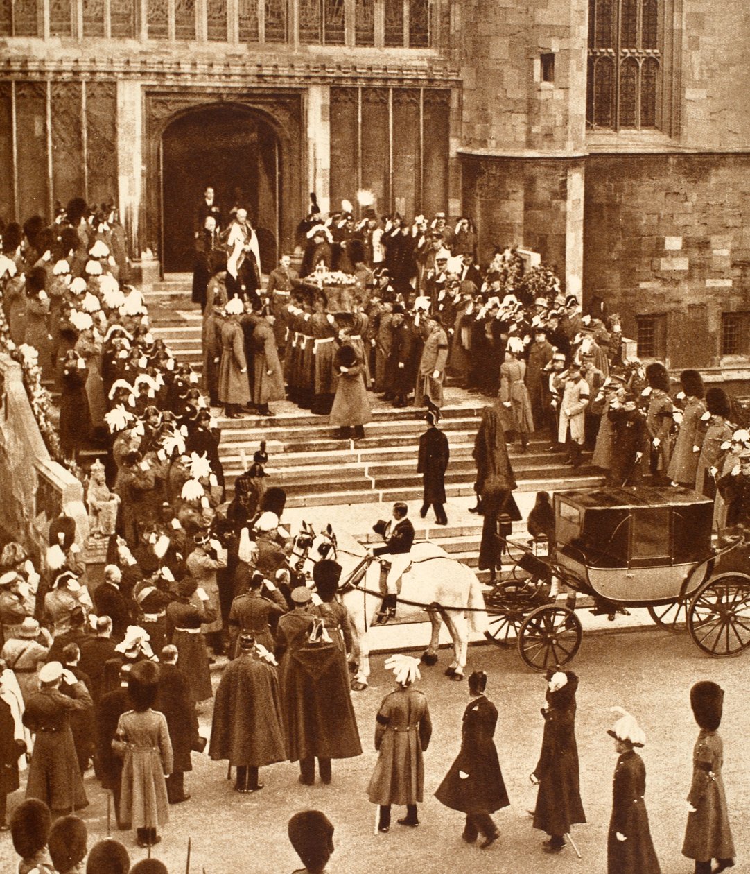 Kong George lagt til hvile, med kong Edward VIII og dronning Mary monterer kapelltrappene, 1936 av English Photographer