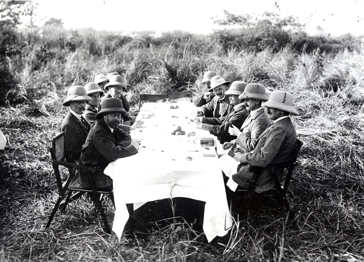 Kong George V spiste lunsj i Chitwan-dalen under et tigerskudd, 1911 av English Photographer