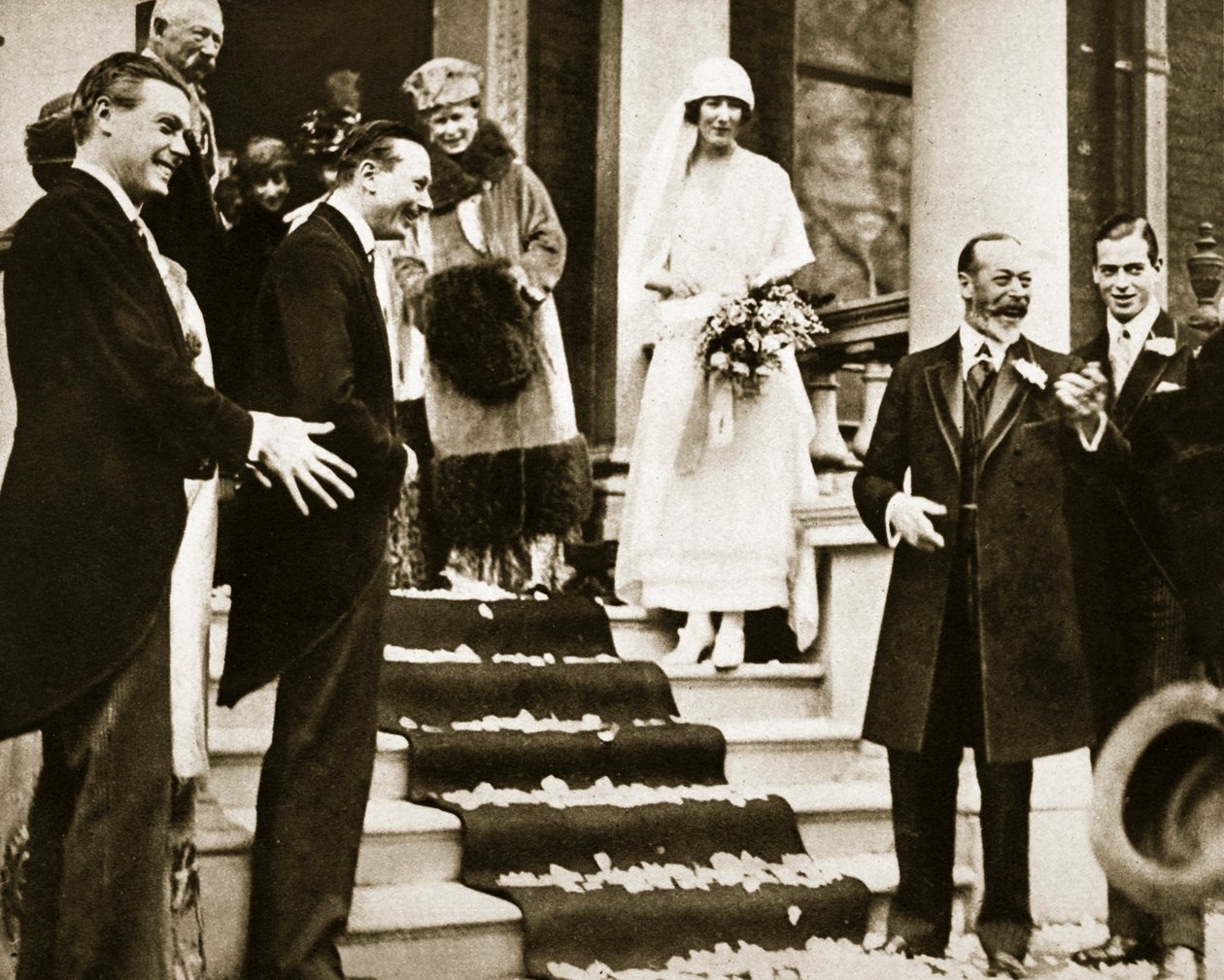 Kong George vinker farvel til prinsesse Maud, datter av Princess Royal når hun drar på bryllupsreise med Lord Carnegie, 1923 av English Photographer