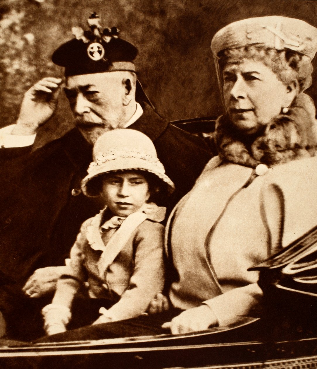 King George og Queen Mary kjører til kirken med barnebarnet deres, prinsesse Margaret, 1930-tallet av English Photographer