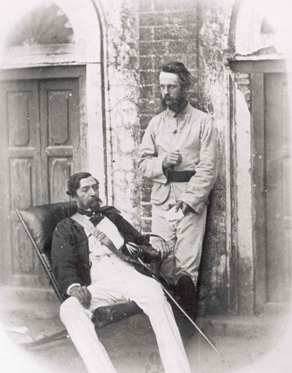 Generalmajor Sir Robert Napier (1810-90) (sittende) og hans ADC, major E.H. Greathead, Lucknow, 1857 av English Photographer