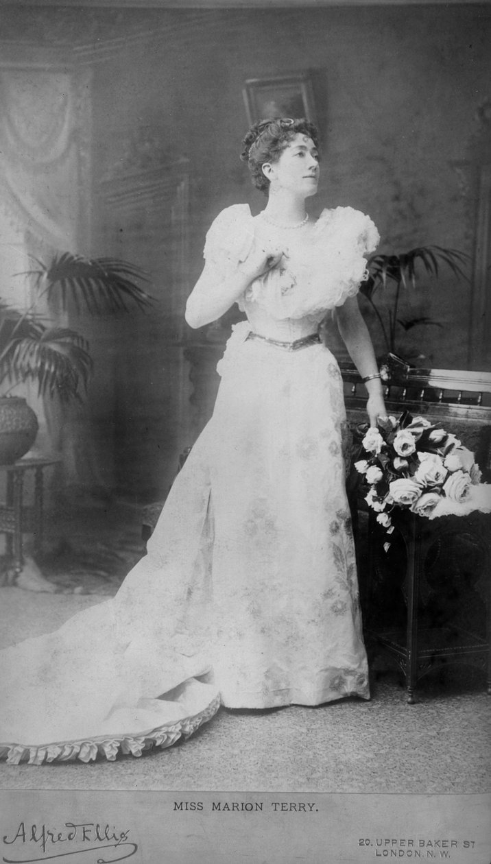 Miss Marion Terry som Lady Windermere, fotografert av Alfred Ellis, i Lady Windermere