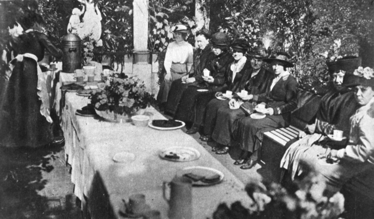 Morsdag: Lady Byron underholder mødre til kjempende menn til te, fra The Illustrated War News, 16. august 1916 av English Photographer