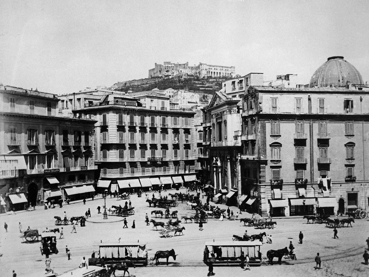Napoli: Piazza San Fernando og Castello Sant Elmo av English Photographer