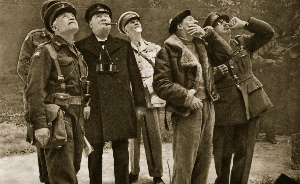 På fronten: Churchill og Montgomery observerer en luftkamp, 1944 av English Photographer