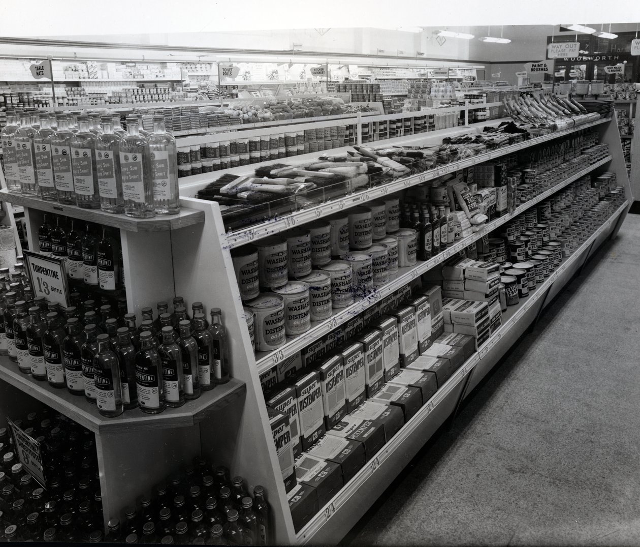 Gangen for maling og børster, Woolworths-butikken, 1956 av English Photographer