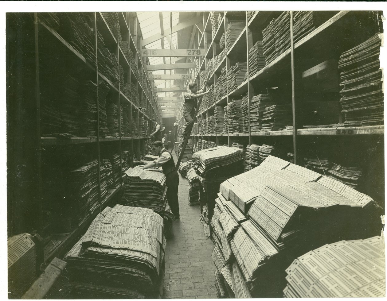 En del av Jacquard-kortrommet, teppefabrikken, 1923 av English Photographer