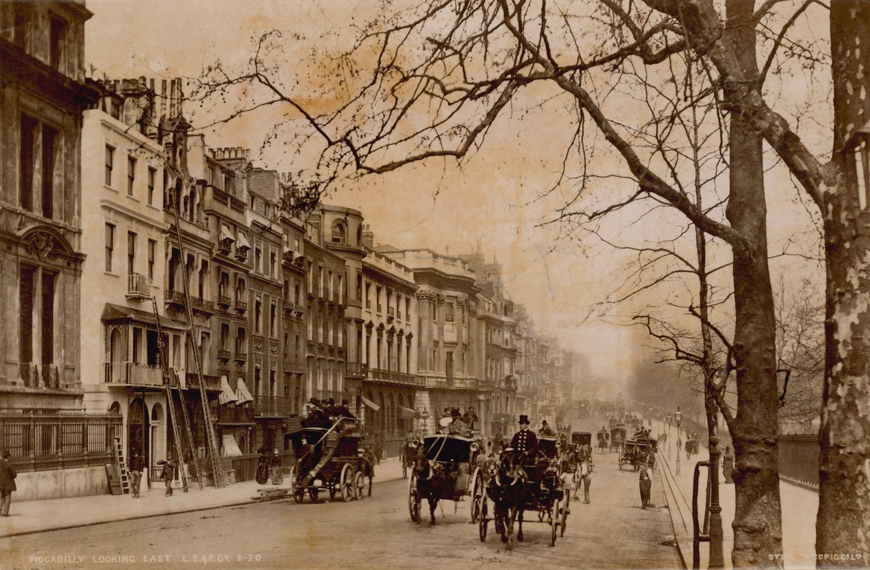 Piccadilly, London, med utsikt mot øst av English Photographer