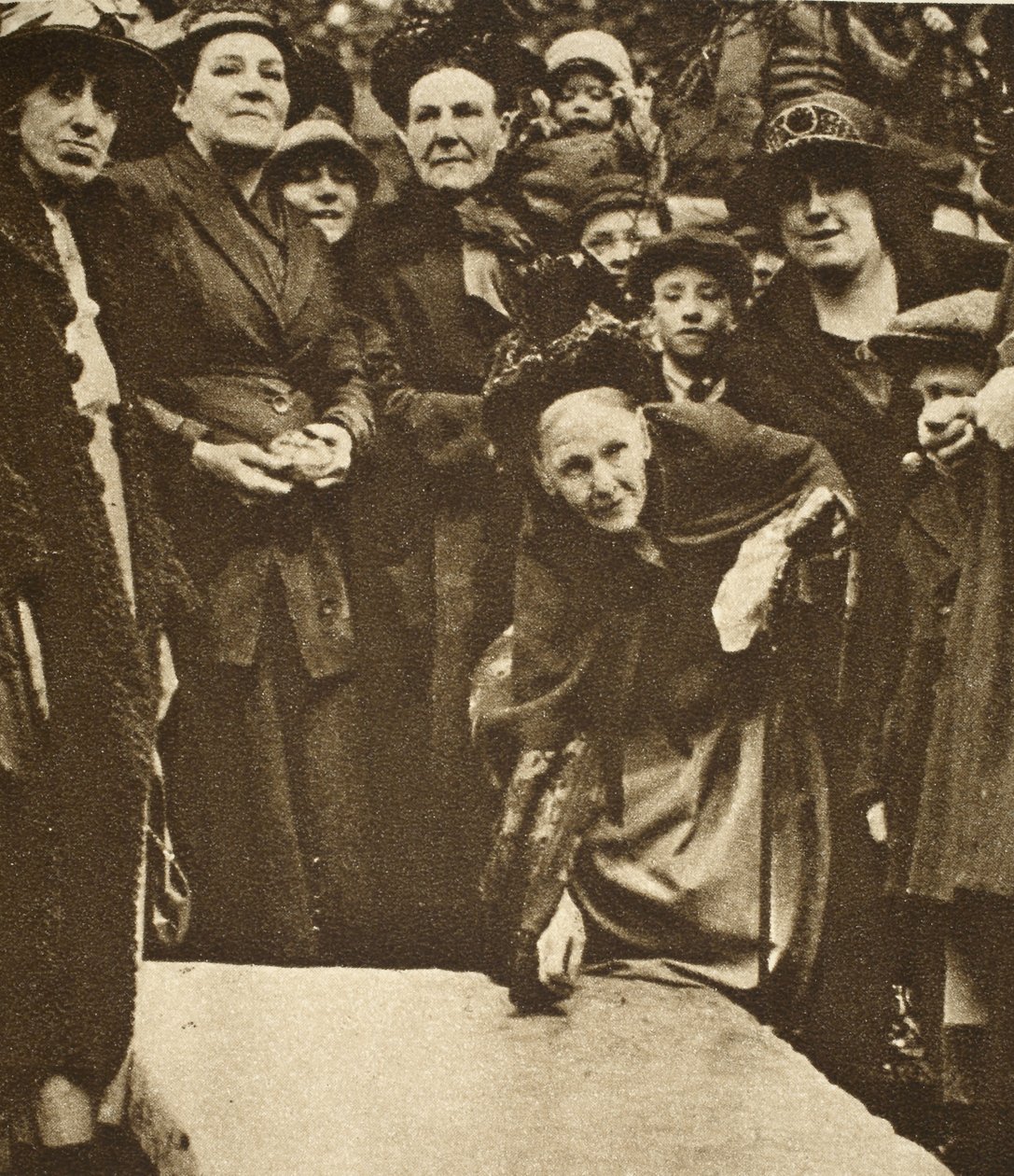 Fattige enker plukker opp sekspenninger fra en gravstein på langfredag (sepia-bilde) av English Photographer