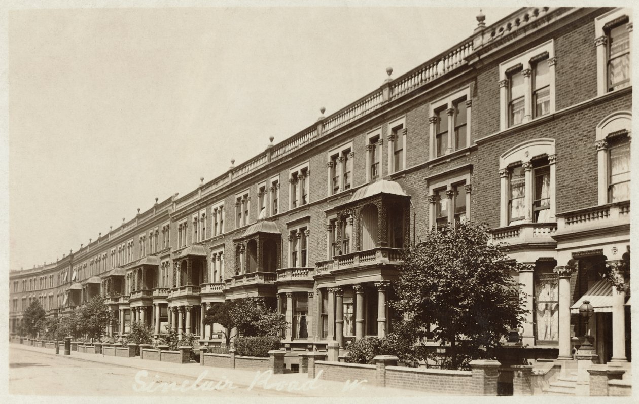 Postkort som viser Sinclair Road i Vest-London av English Photographer