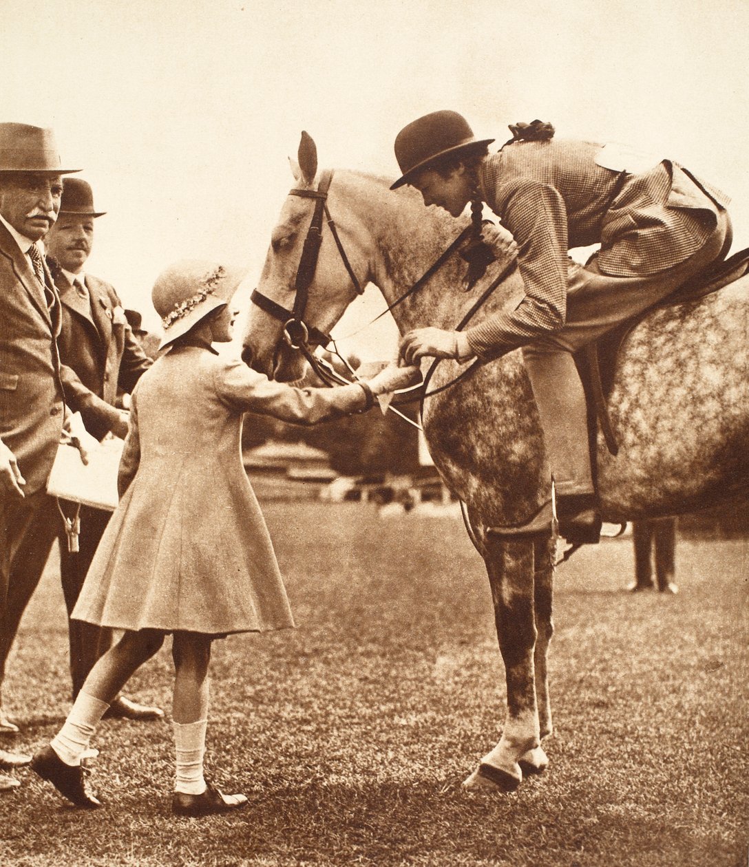 Prinsesse Elizabeth og en konkurrent, Childrens Day på Richmond Horse Show av English Photographer