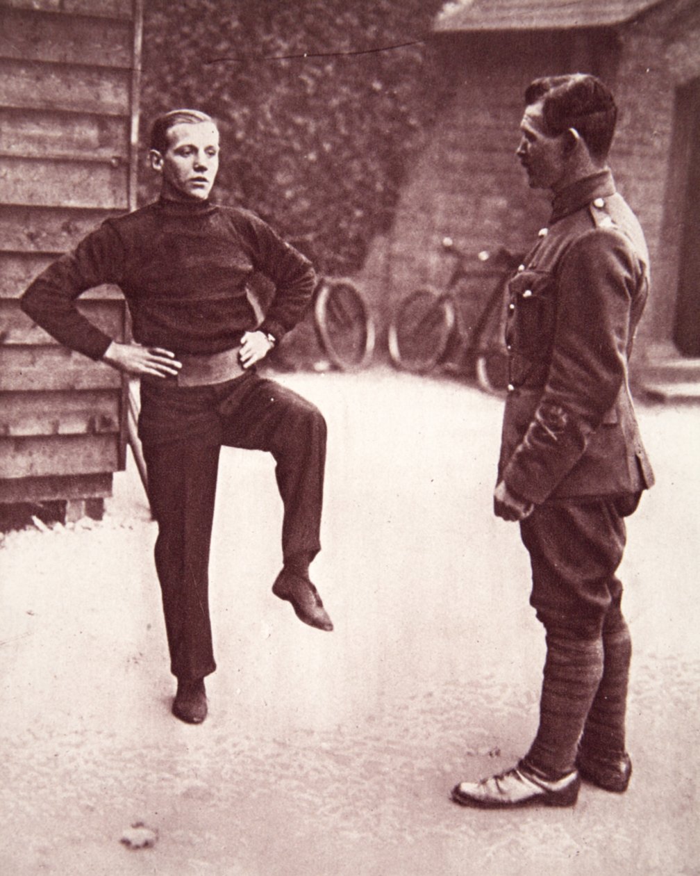 Private Jimmy Wildes første øvelse ved Aldershot, illustrasjon fra The Illustrated War News, 7. februar 1917 (sepia-bilde) av English Photographer