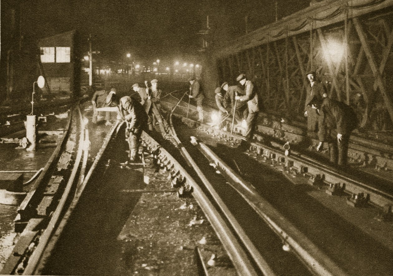 Reparerer et togspor, Charing Cross-broen (sepia-bilde) av English Photographer