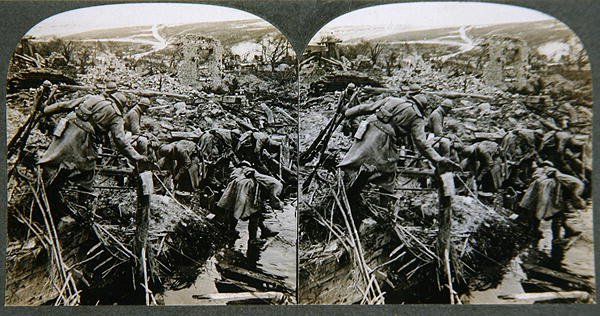 Searching the Ruins, Somewhere in France, ca. 1914-18 (gelatinsølvtrykk) av English Photographer