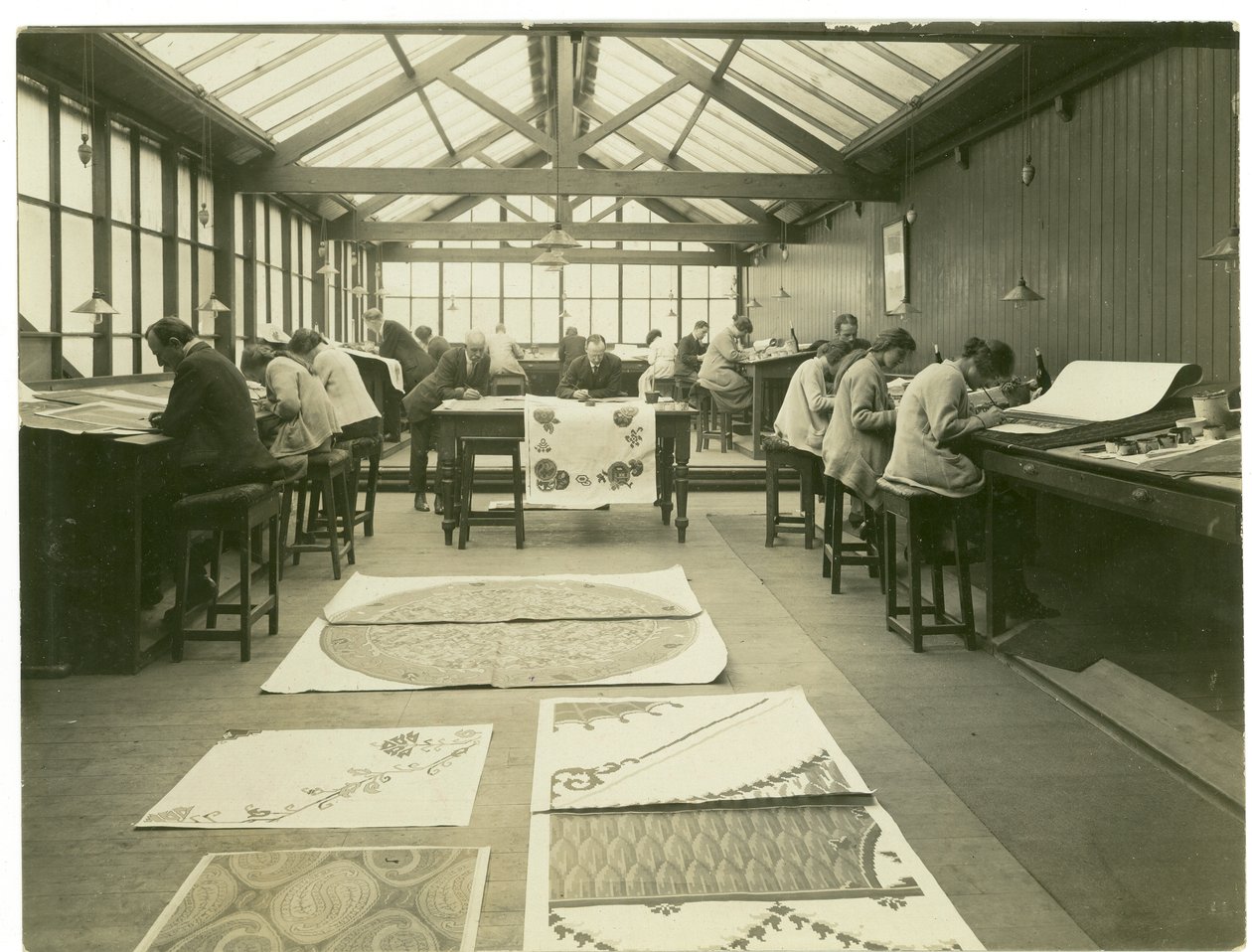 Seksjon av designrommet, Carpet Trades, 1923 av English Photographer