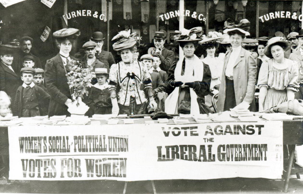 Suffragetter ved en kampanjestand, ca. 1910 av English Photographer