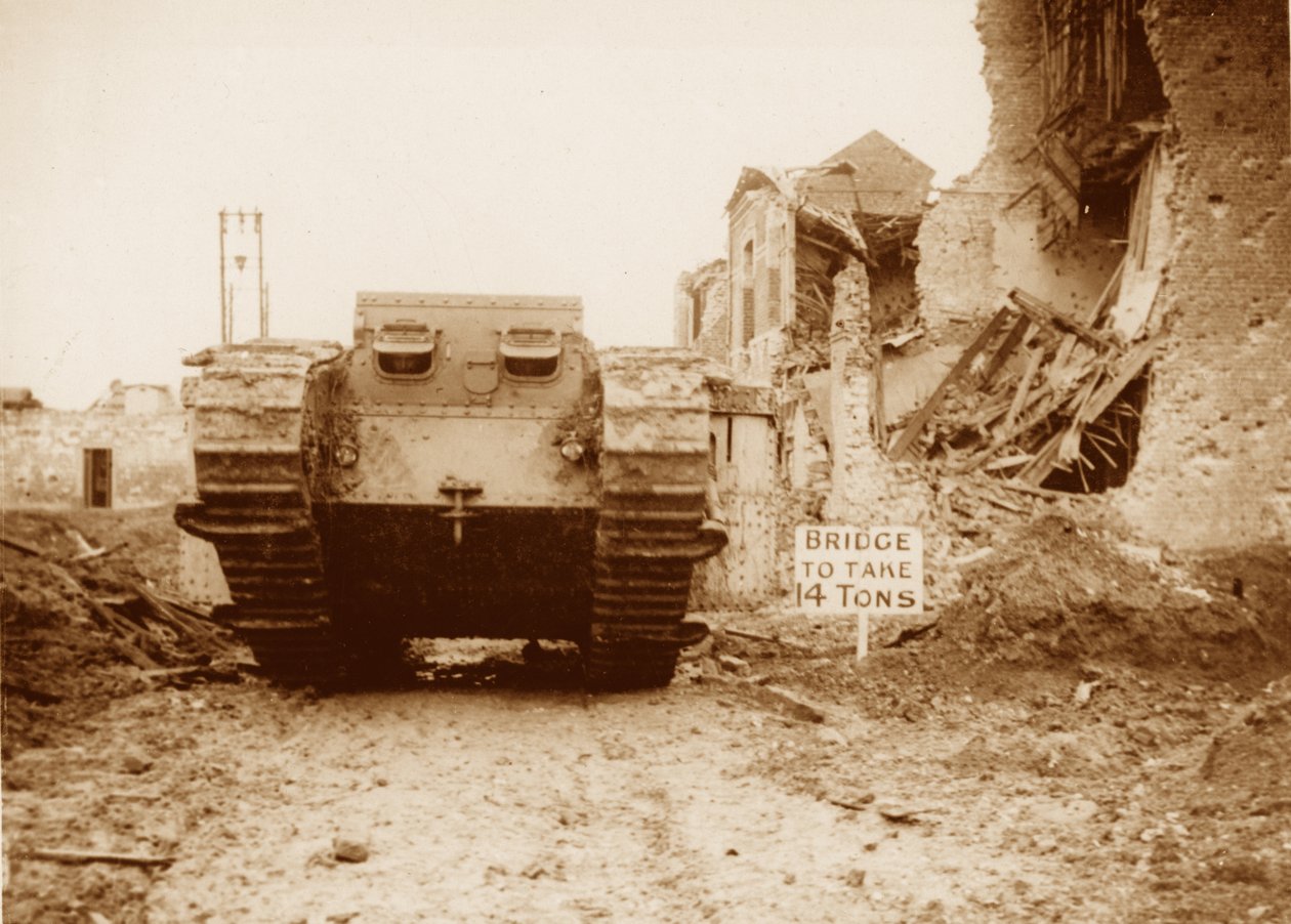 Tank går i aksjon, 1916-17 av English Photographer