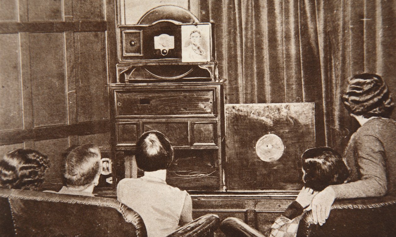 TV, utviklet av John L. Baird, ble med suksess kringkastet (både syn og lyd) i 1930 av English Photographer