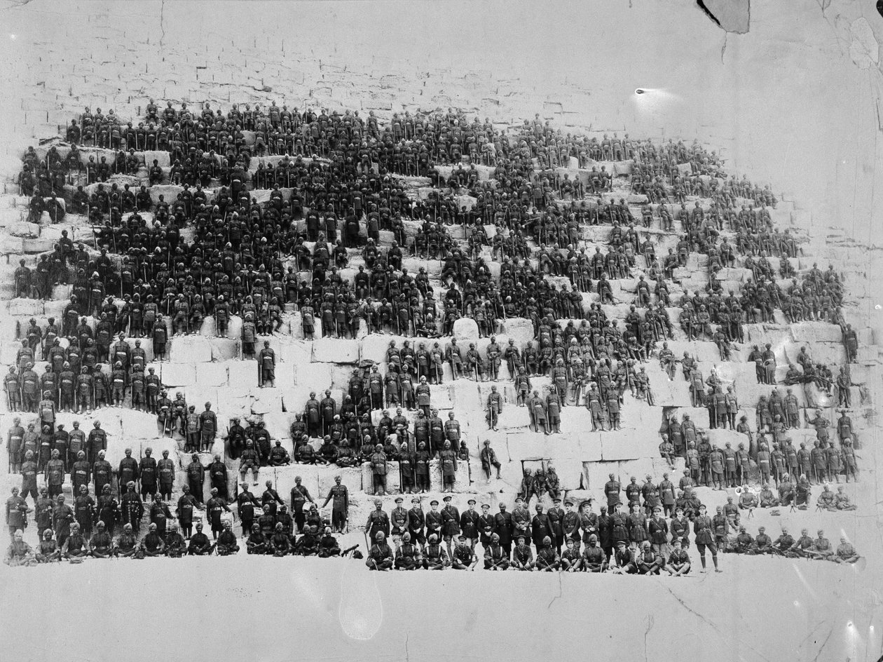 Den 38. Dogras poserte på en av pyramidene, Egypt, 1918 av English Photographer
