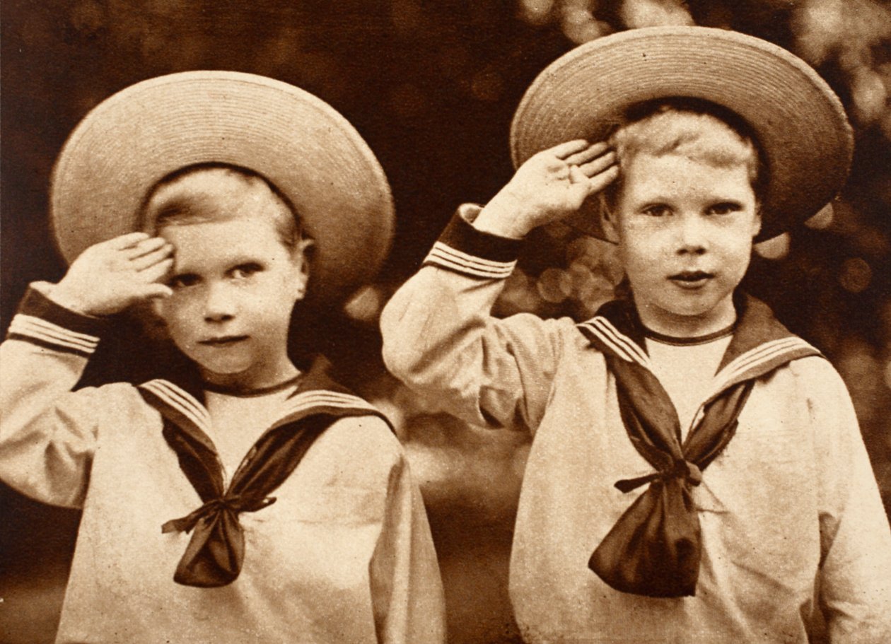 Hertugen av York og kong Edward VIII hilser, ca. 1899 av English Photographer