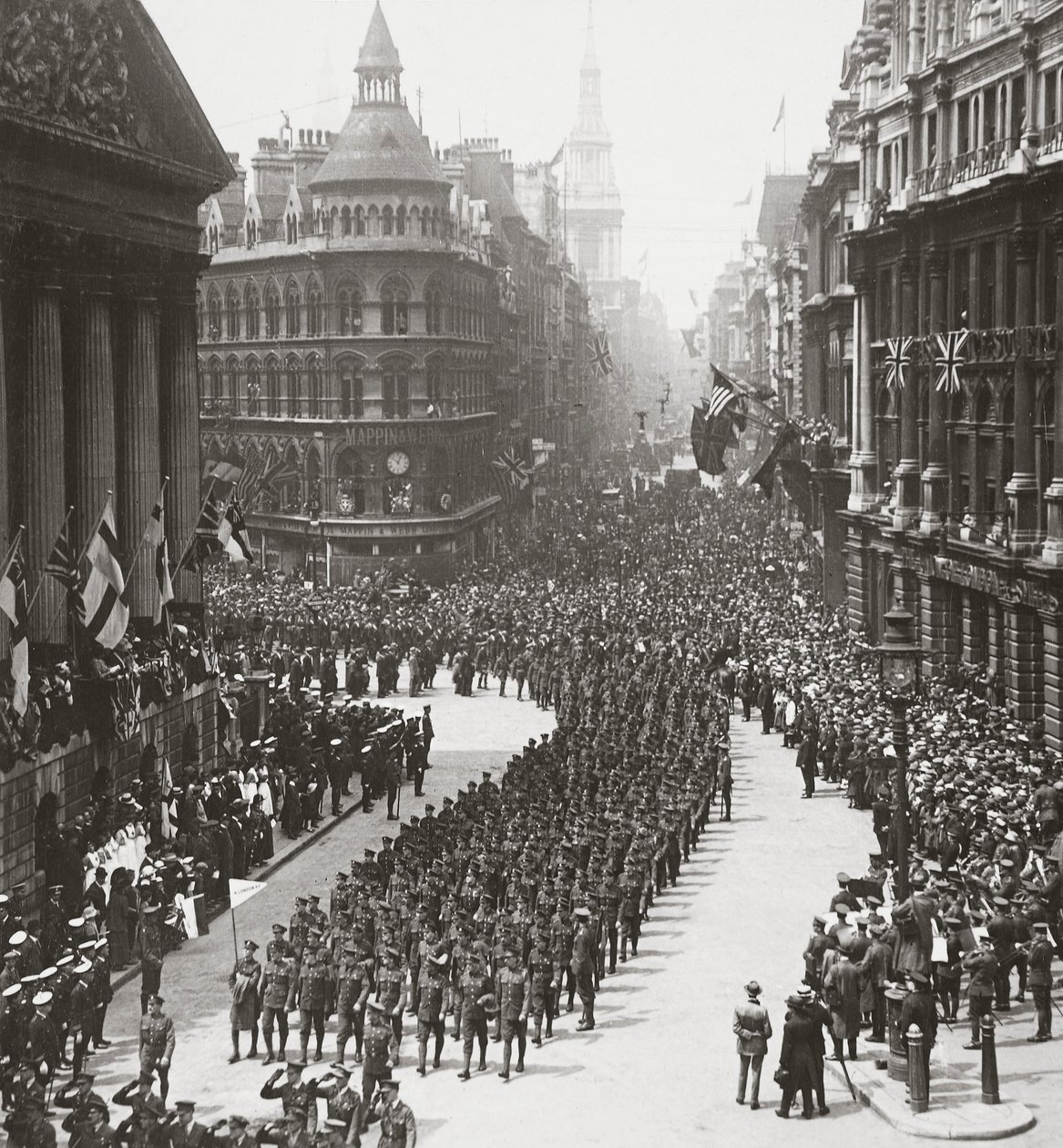 Imperiet hyller sine seirende krigere på fredsdagen - Lord Mayor tar salutten, 19. juli 1919 av English Photographer