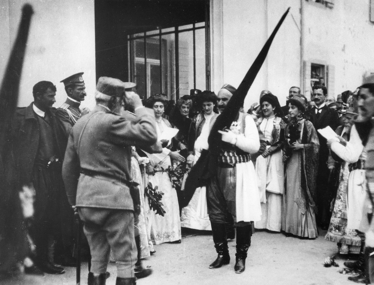 Kongen av Montenegro med et tyrkisk flagg, Cettinge, Montenegro, 1913 av English Photographer