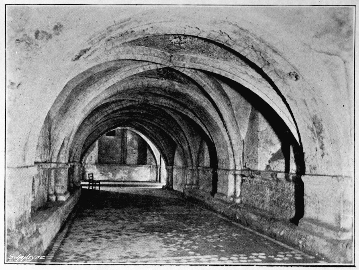 The Nave of the Crypt, fra West Door, St. Johns Church, Clerkenwell, fra The Order of the Hospital of St. John of Jerusalem av W.K.R. Bedford og Richard Holbeche, 1902 av English Photographer