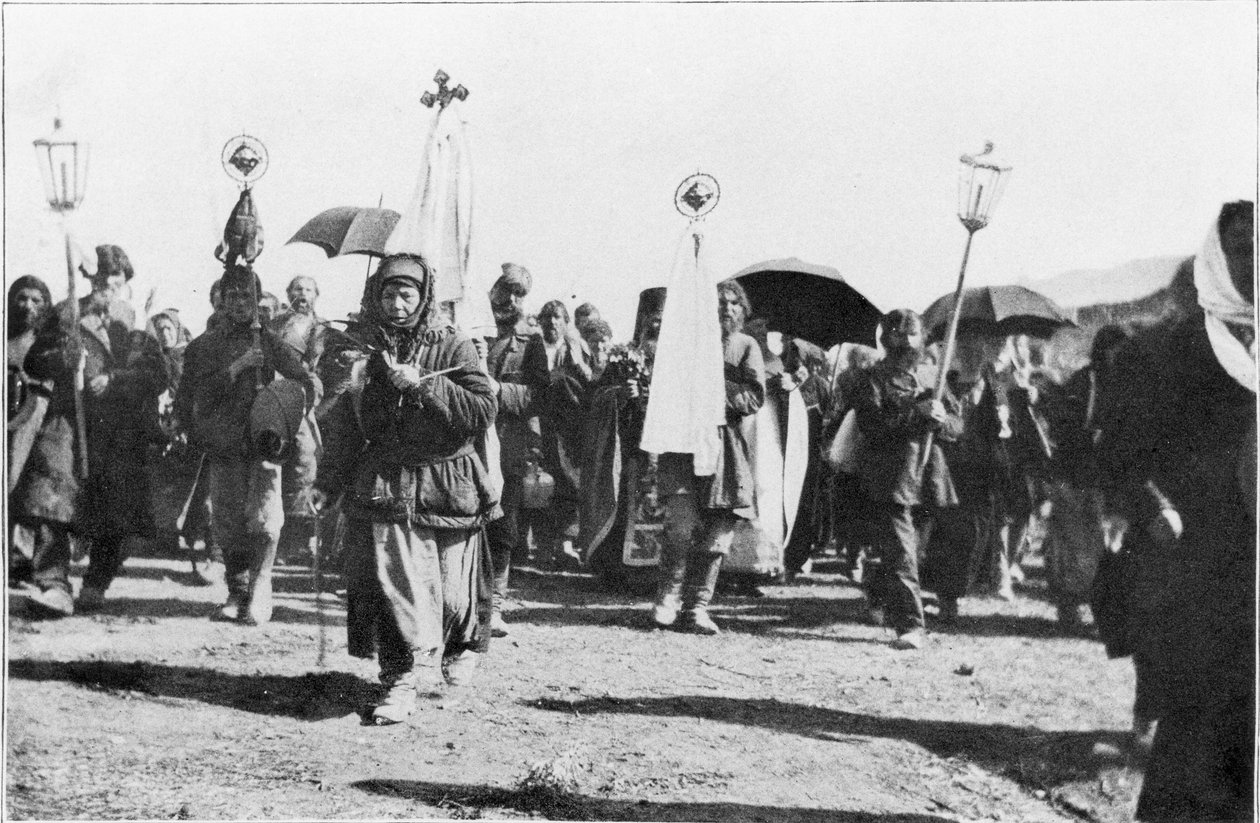 The Vanguard of a Thousand Pilgrims Going Down to the Jordan, frontispice til With the Russian Pilgrims to Jerusalem av Stephen Graham, utgitt 1913 av English Photographer