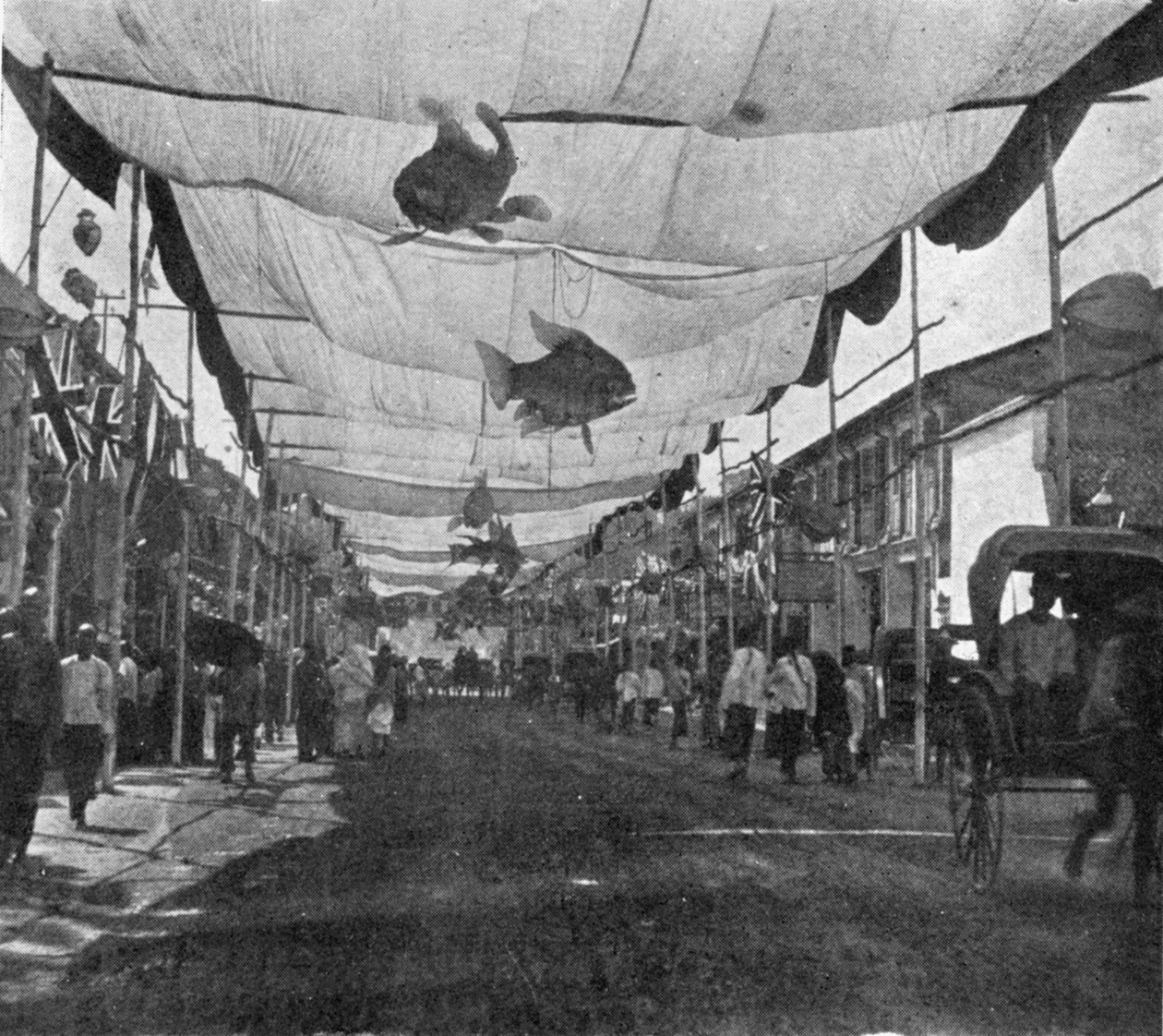 Dekorasjonene i Main Street, Singapore, illustrasjon fra The King, 25. mai 1901 av English Photographer