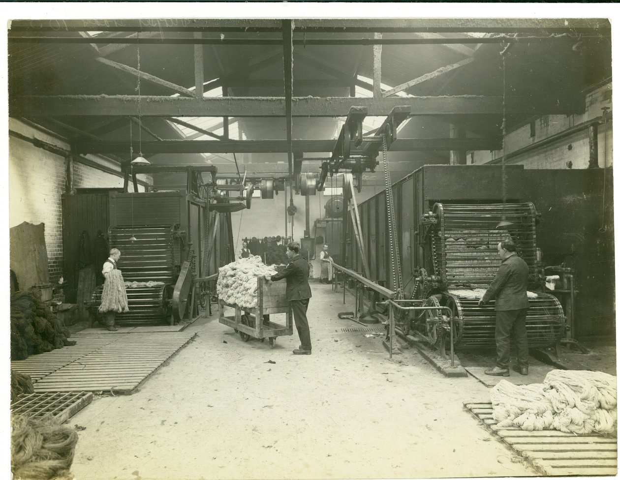 Tørkerommet, teppefabrikken, 1923 av English Photographer