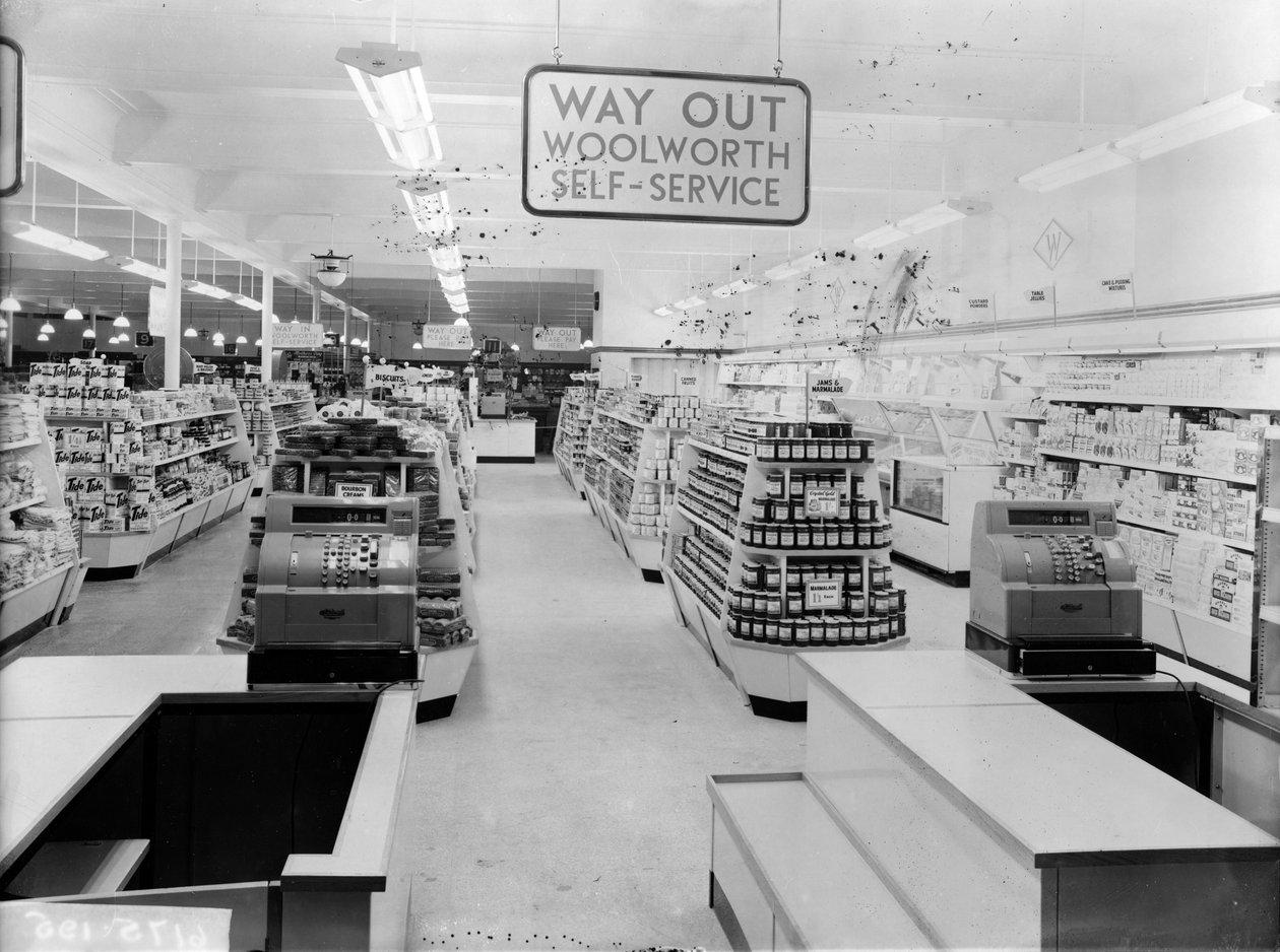 Tills, Woolworths store, 1956 av English Photographer