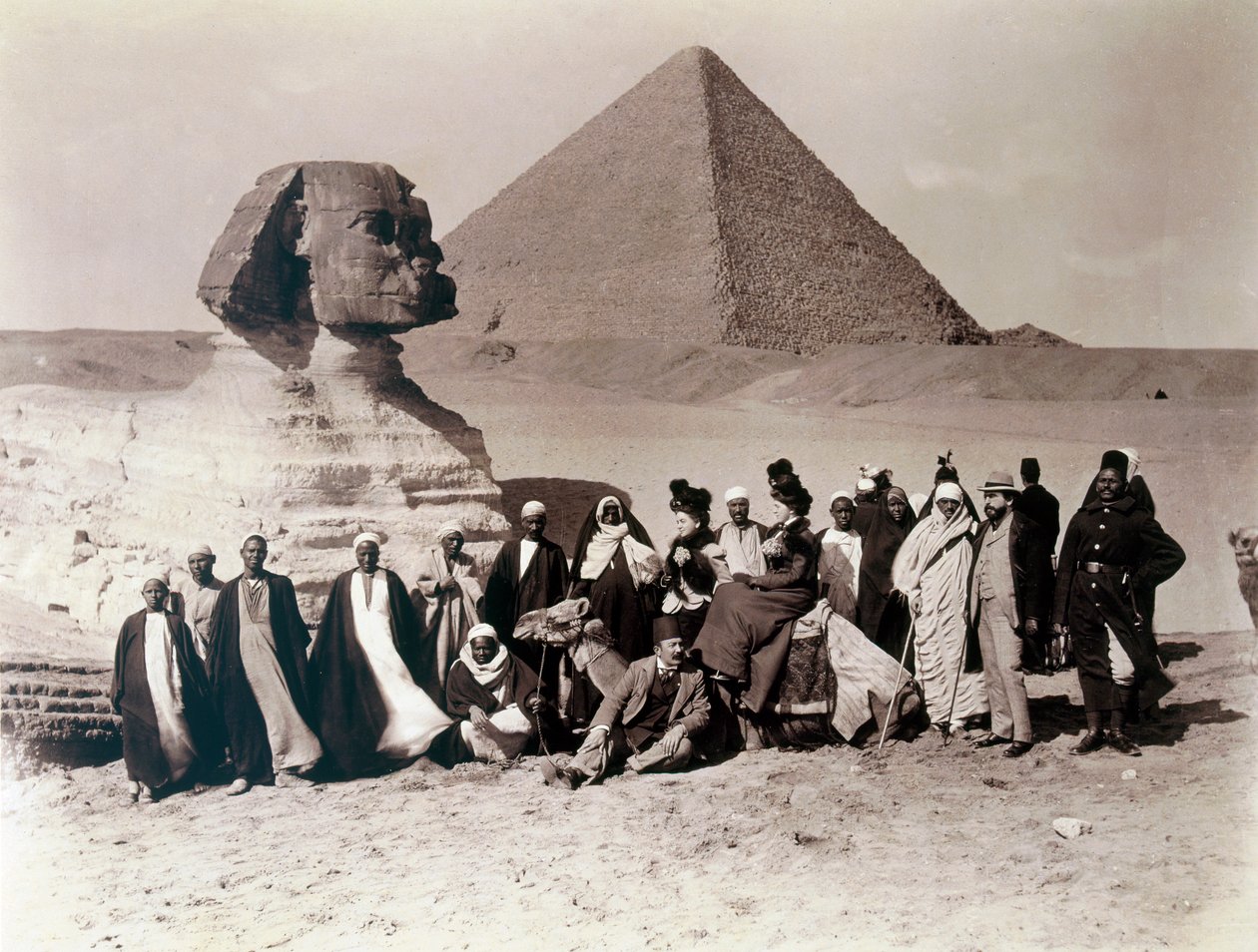 Turister ved sfinxen (sepia-bilde) av English Photographer
