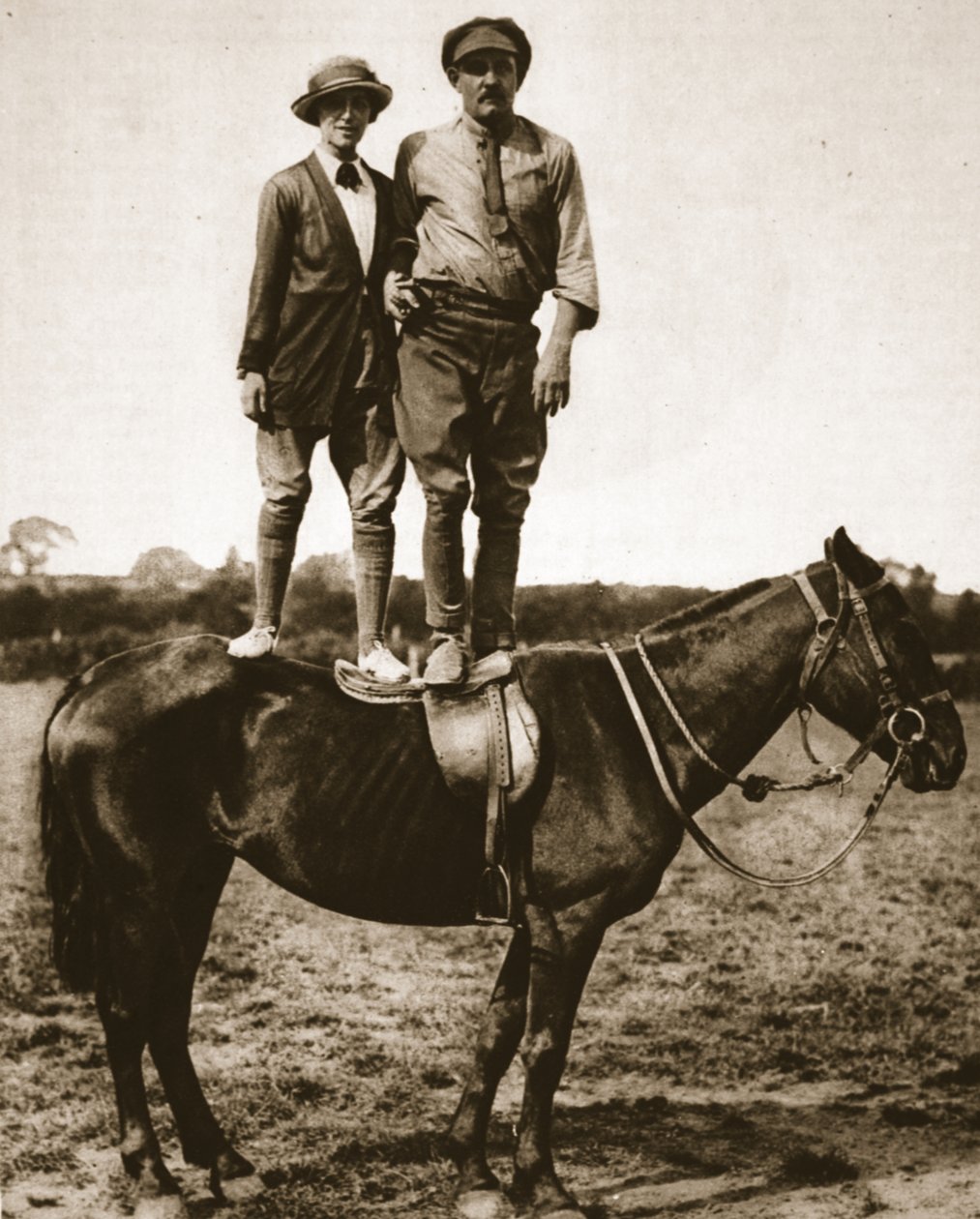 Trener en rekrutt: Løyt. Mike Rimington, en dameelev og et hestefag, illustrasjon fra The Illustrated War News, september 1916 (sepia-bilde) av English Photographer