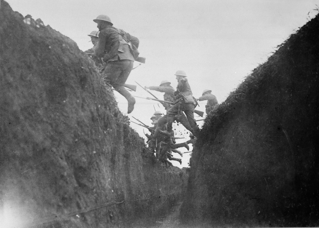 Tropper i trening, hopper over en skyttergrav, 1916-17 av English Photographer