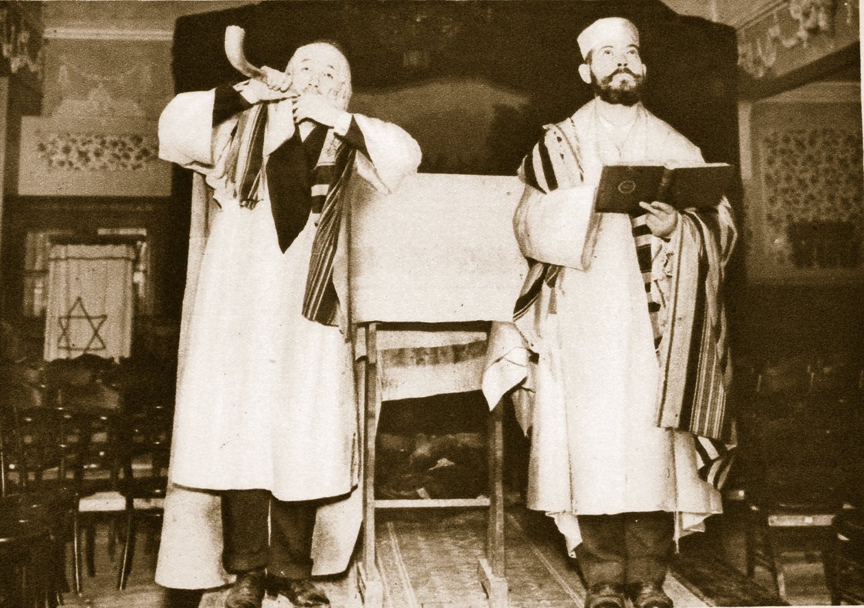 To tjenestemenn i en East End-synagoge (sepia-bilde) av English Photographer