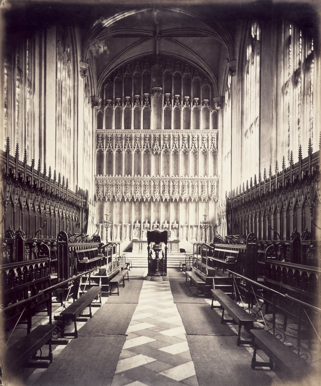 Utsikt over koret ved New College Chapel, 1860-70 av English Photographer