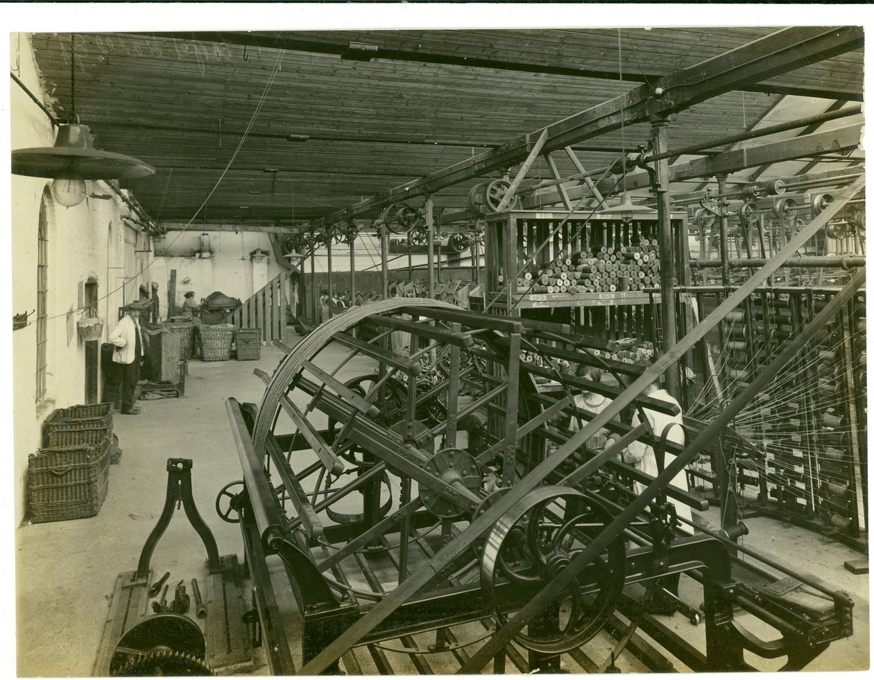 Warping room, Long Meadow mill, 1923 av English Photographer